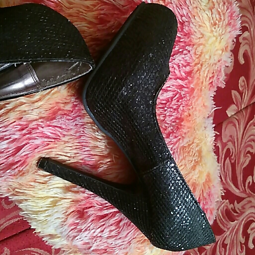 Heels - Picture 3 of 4